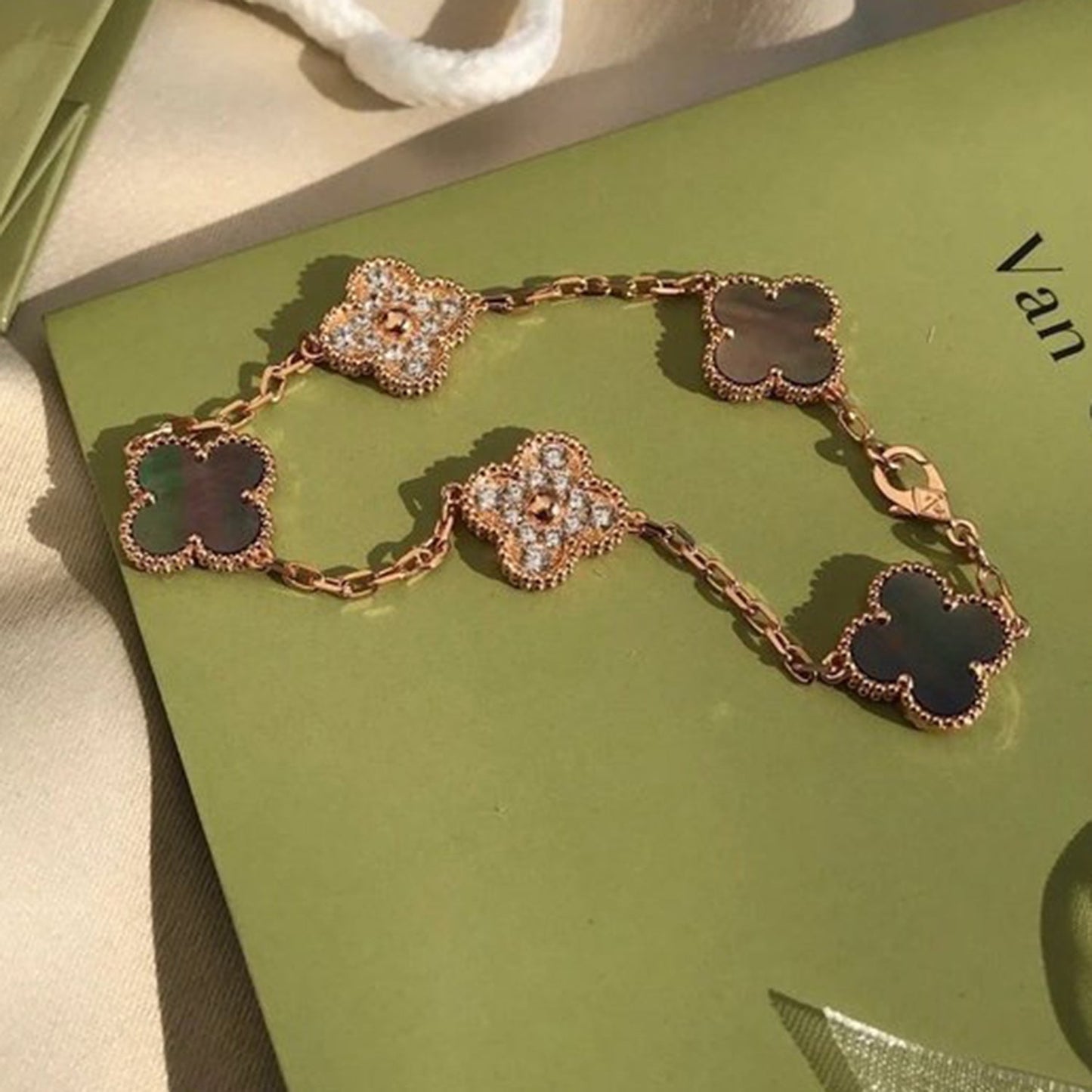 [Spark] CLOVER 5 MOTIF GRAY MOP BRACELET COLLECTION