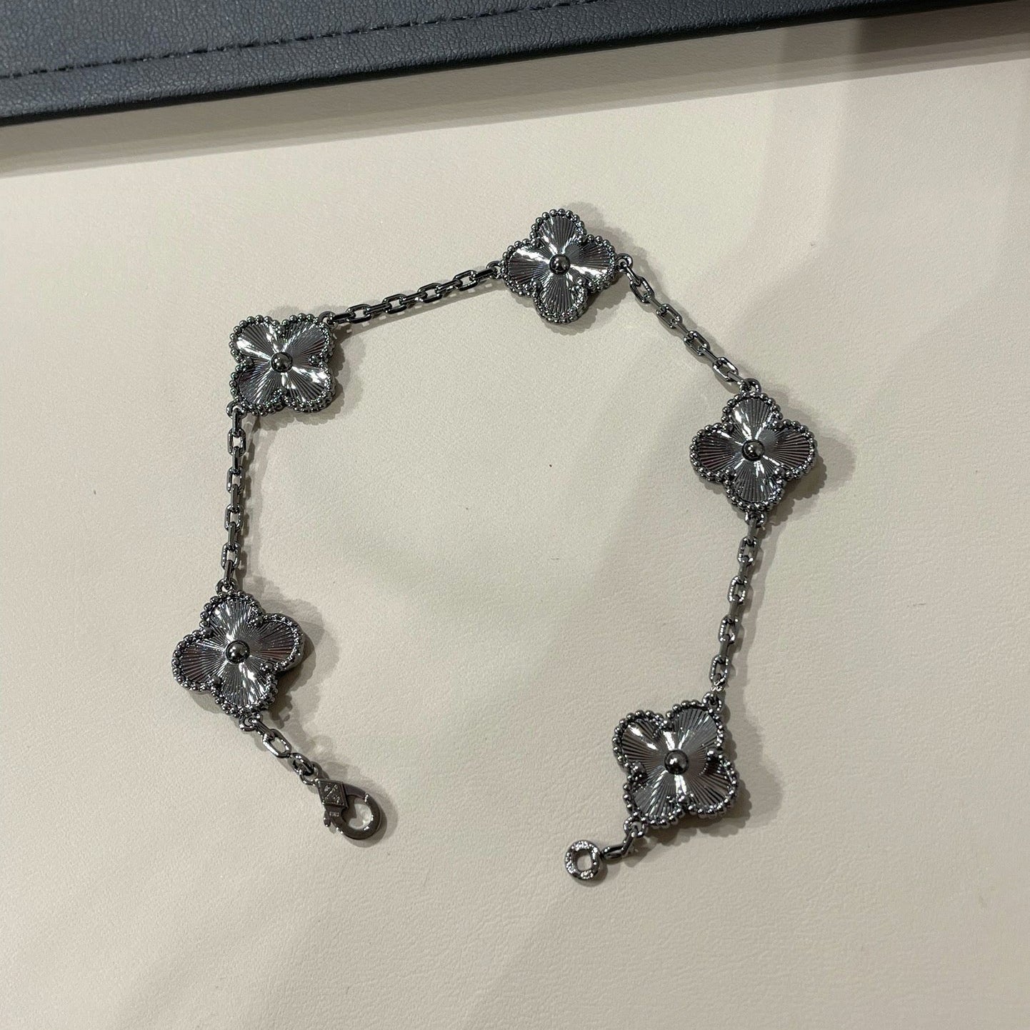 [Spark]CLOVER 5 MOTIF BLACK BRACELET