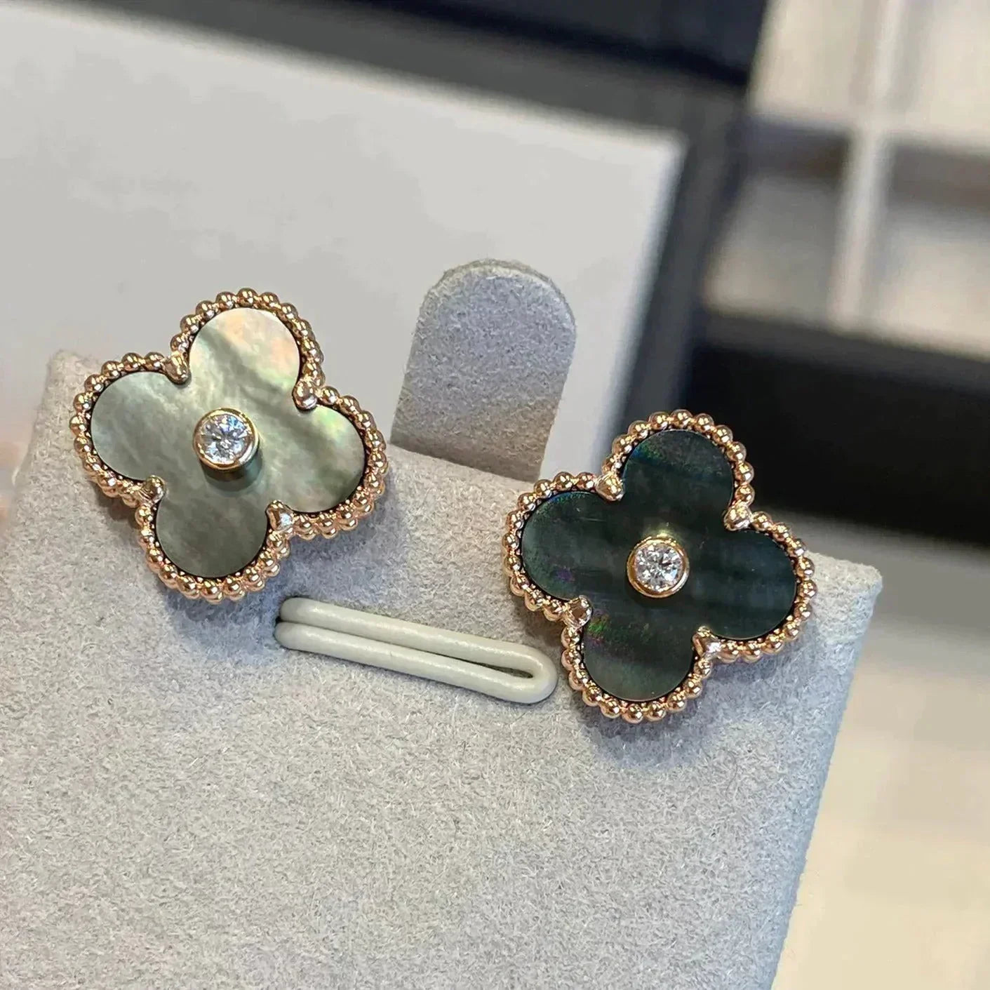 [Spark]CLOVER MEDIUM 1 MOTIFS GRAY MOP  DIAMOND EARRINGS