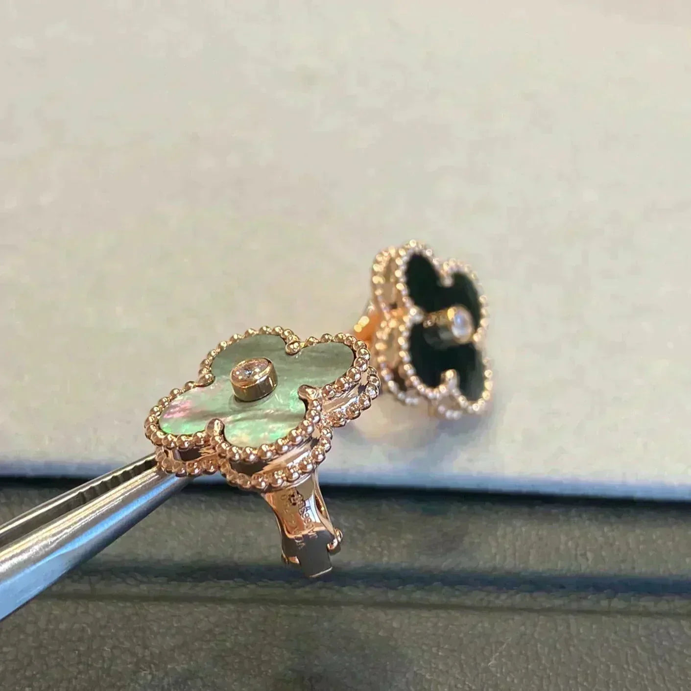 [Spark]CLOVER MEDIUM 1 MOTIFS GRAY MOP  DIAMOND EARRINGS
