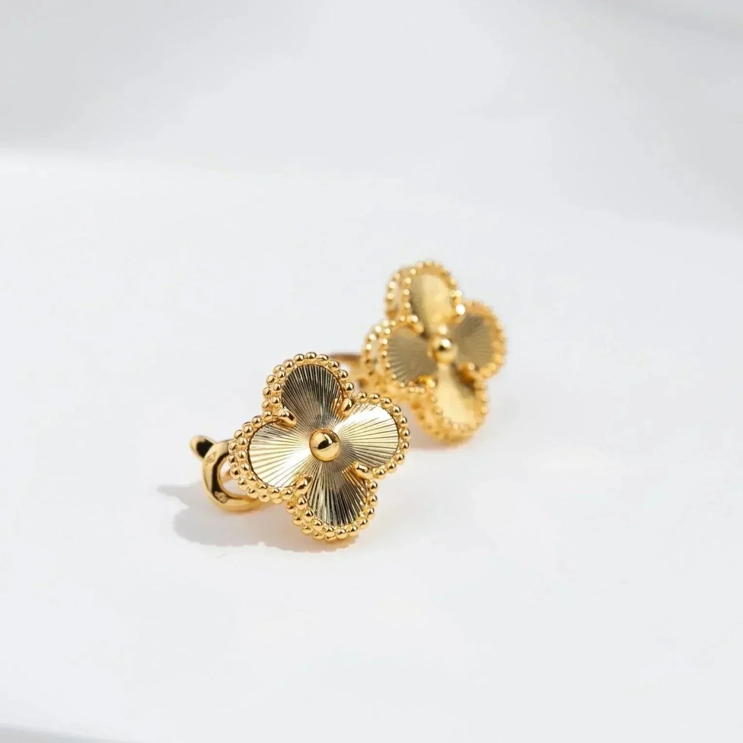 [Spark]CLOVER MEDIUM 1 MOTIFS LASER EARRINGS