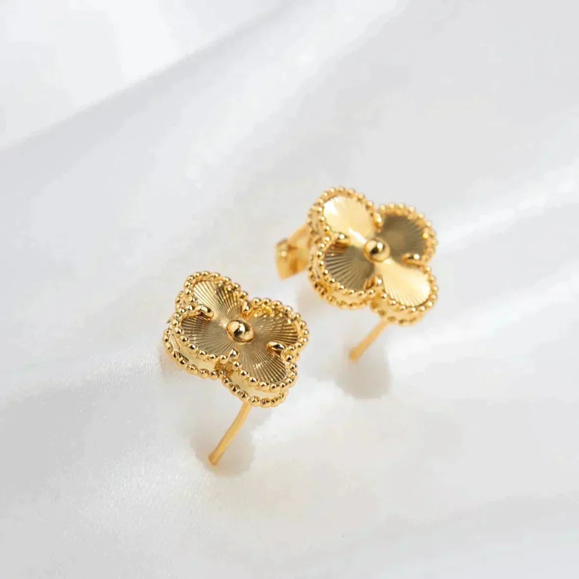 [Spark]CLOVER MEDIUM 1 MOTIFS LASER EARRINGS