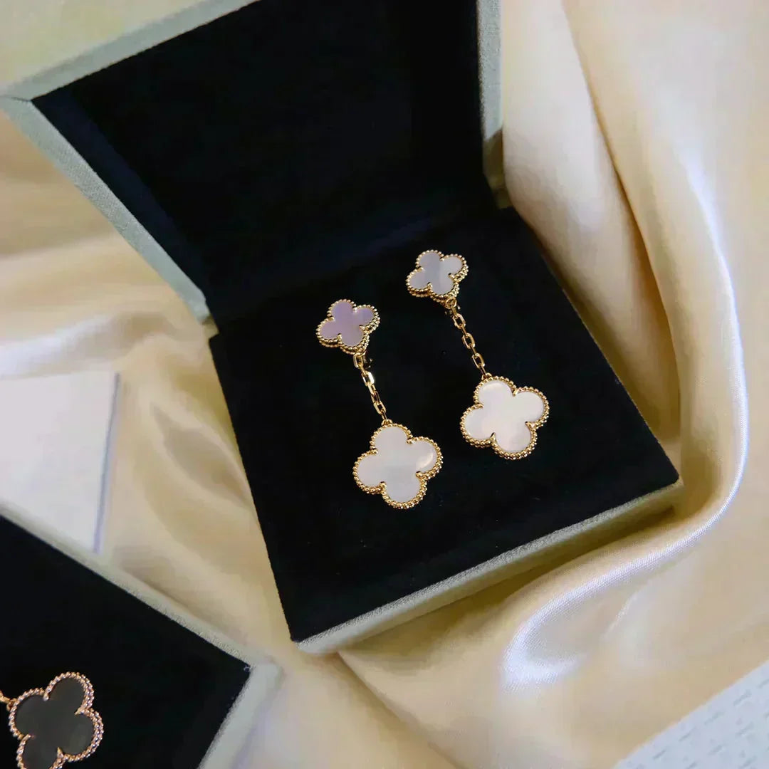 [Spark]CLOVER 2 MOTIF WHITE MOP EARRINGS
