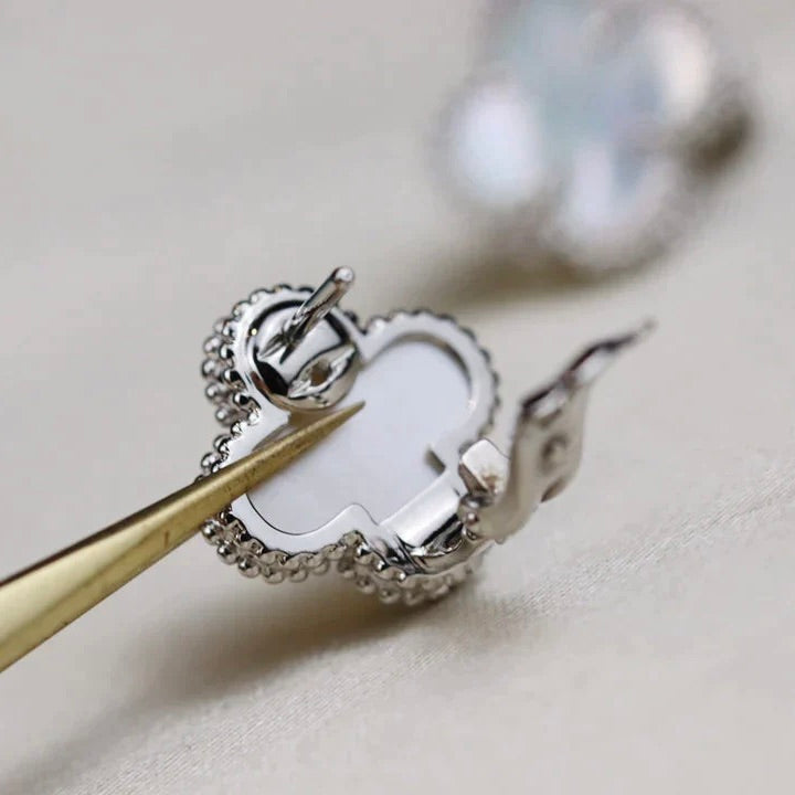 [Spark]CLOVER MEDIUM 1 MOTIFS  WHITE MOP EARRINGS SILVER