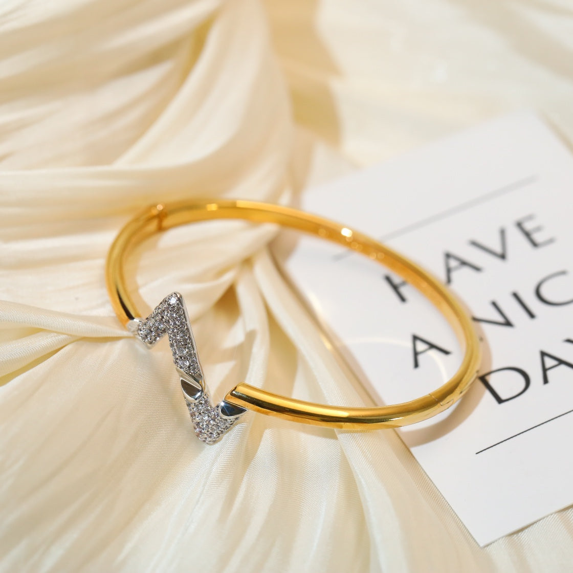 [Spark]VOLTE UPSITE DOWN GOLD DIAMOND BRACELET