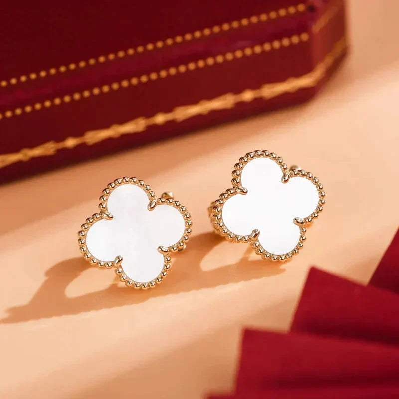 [Spark]CLOVER MEDIUM 1 MOTIFS  WHITE MOP STUD EARRINGS