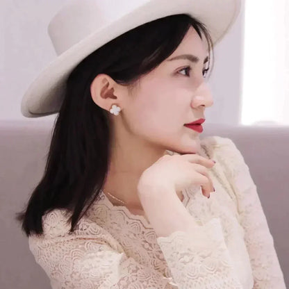 [Spark]CLOVER MEDIUM 1 MOTIFS  WHITE MOP STUD EARRINGS