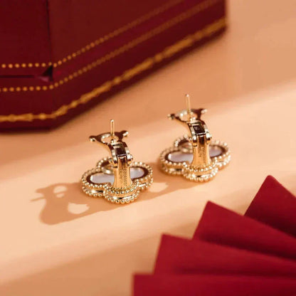 [Spark]CLOVER MEDIUM 1 MOTIFS  WHITE MOP STUD EARRINGS