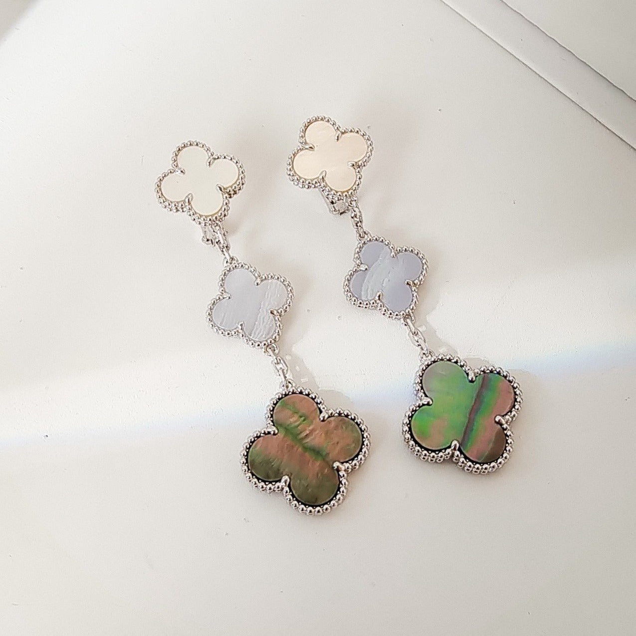[Spark]CLOVER 3 MOTIFS CHALCEDONY DARK MOP SILVER EARRINGS