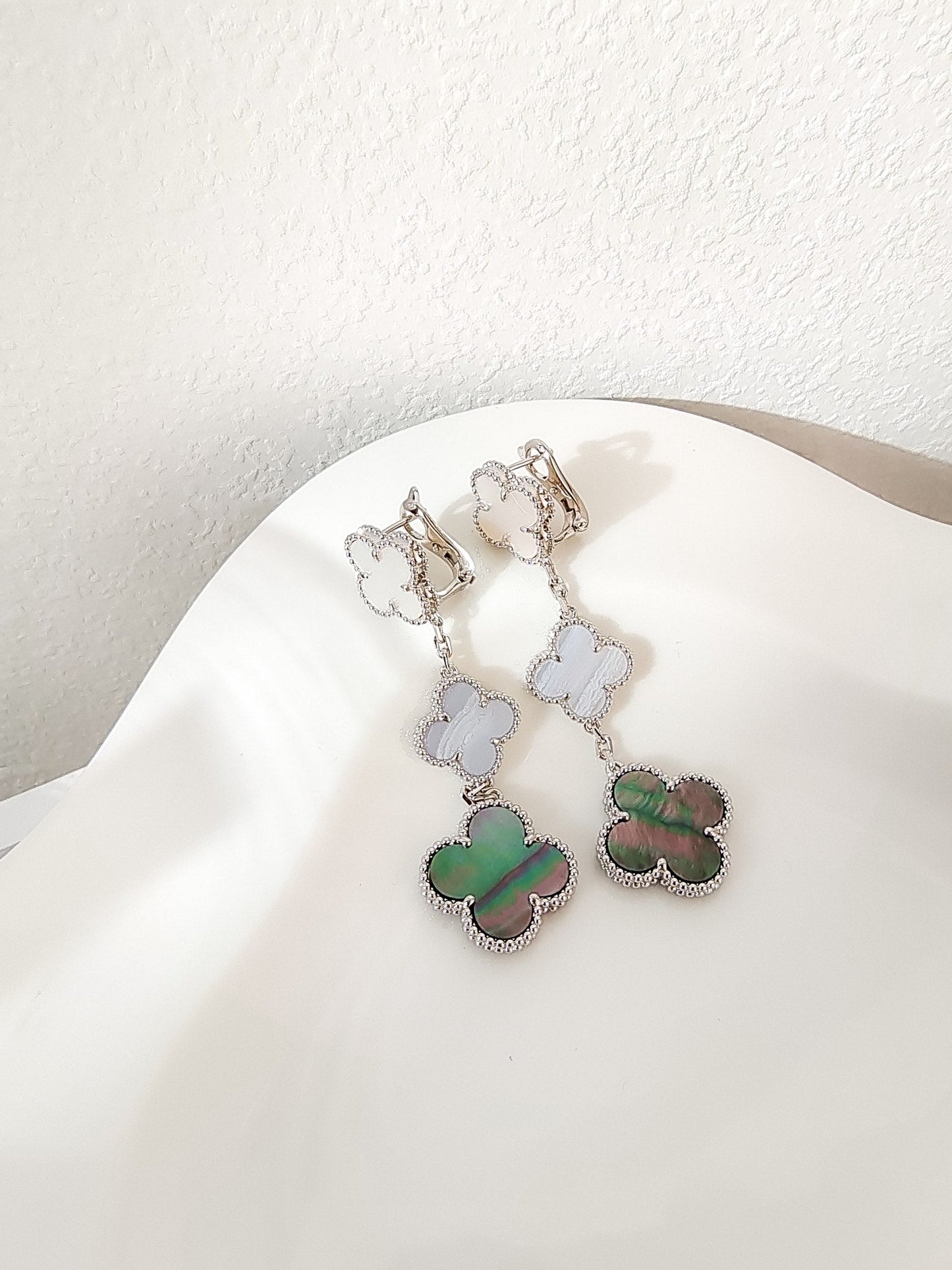 [Spark]CLOVER 3 MOTIFS CHALCEDONY DARK MOP SILVER EARRINGS