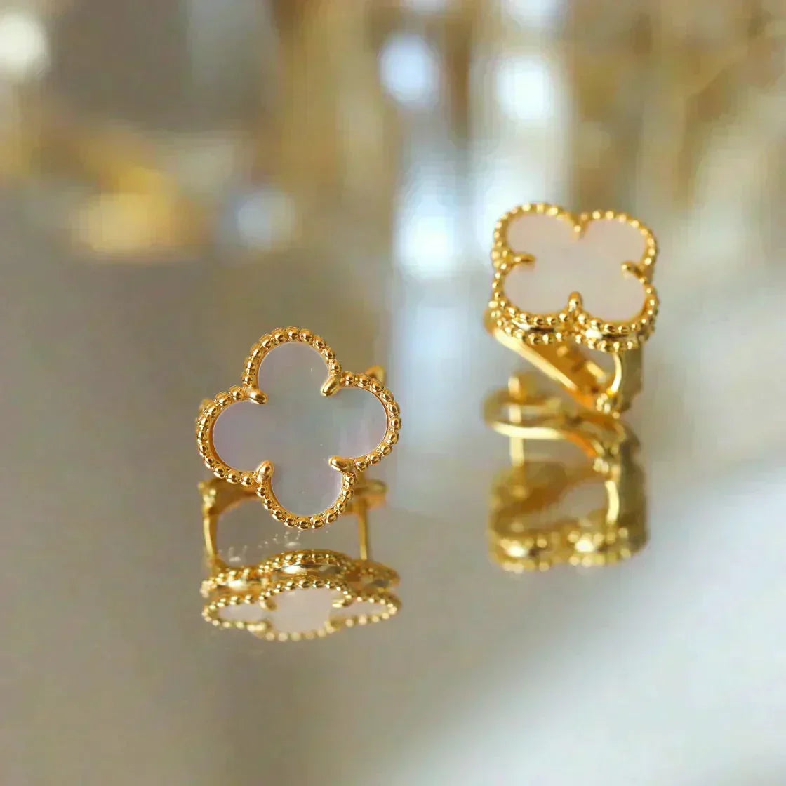 [Spark]CLOVER MEDIUM 1 MOTIFS  WHITE MOP STUD EARRINGS