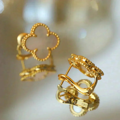 [Spark]CLOVER MEDIUM 1 MOTIFS  WHITE MOP STUD EARRINGS
