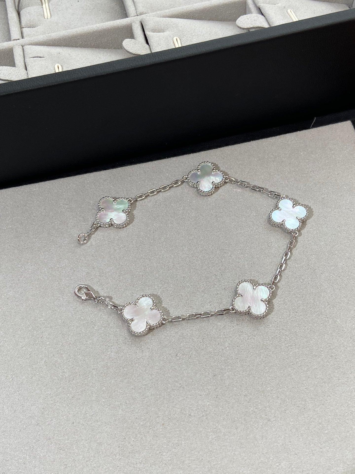 [Spark]CLOVER WHITE PEARL MOP 5 MOTIF BRACELET COLLECTION