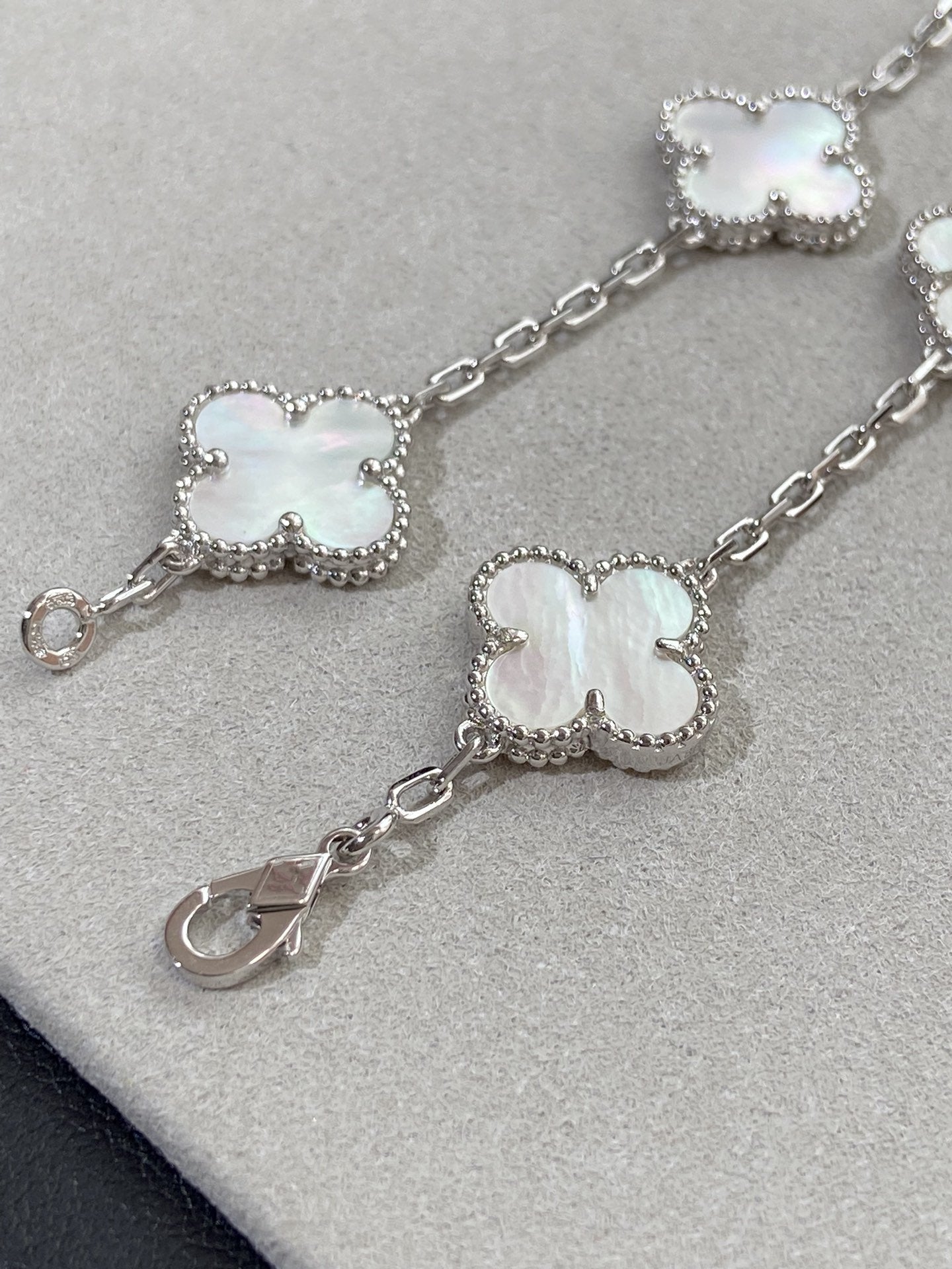 [Spark]CLOVER WHITE PEARL MOP 5 MOTIF BRACELET COLLECTION