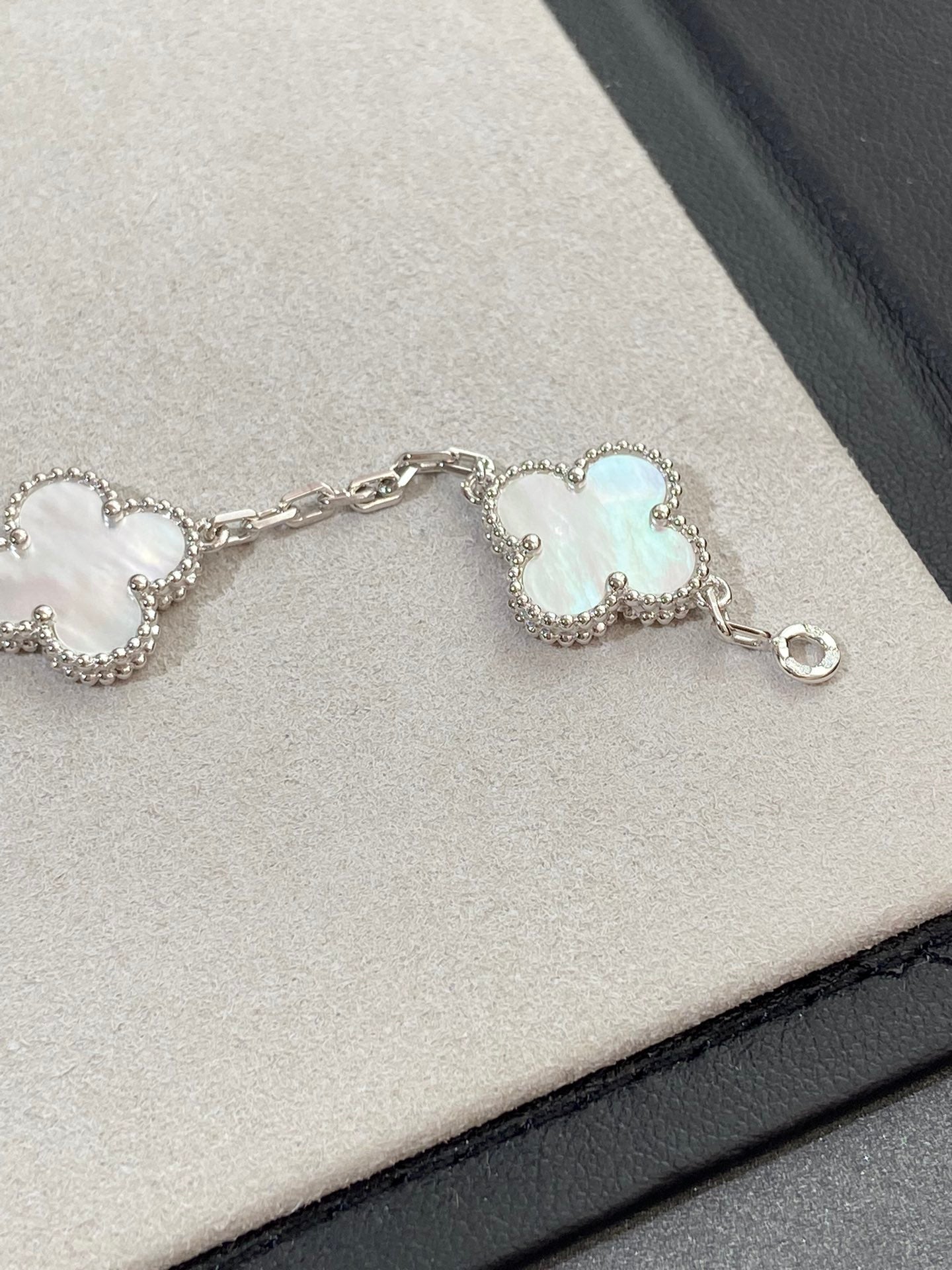[Spark]CLOVER WHITE PEARL MOP 5 MOTIF BRACELET COLLECTION