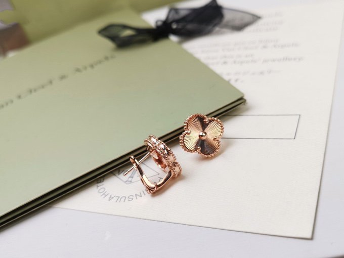 [Spark]CLOVER MEDIUM STUD EARRINGS