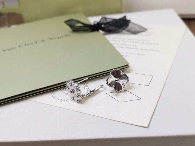 [Spark]CLOVER MEDIUM STUD EARRINGS