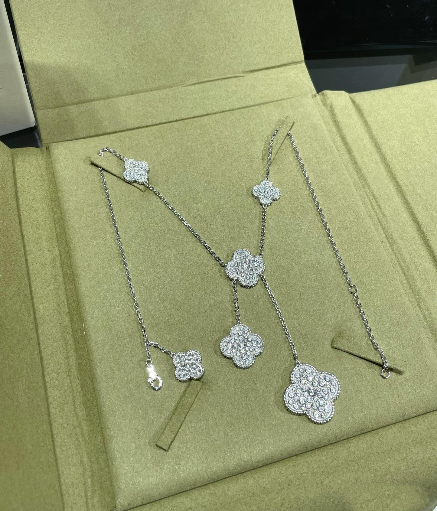 [Spark]CLOVER 6 MOTIF DIAMOND PAVED NECKLACE