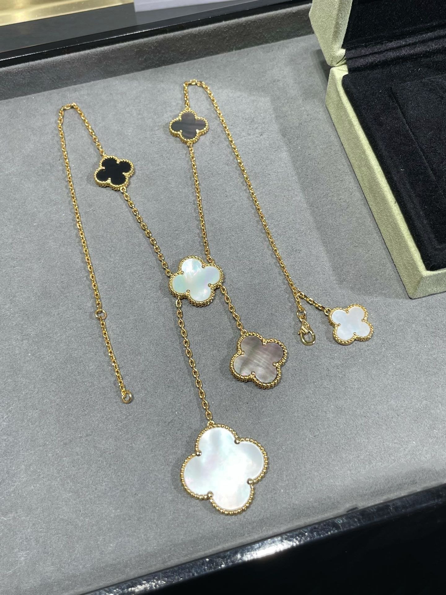 [Spark]CLOVER 6 MOTIF MOP ONYX GOLD NECKLACE