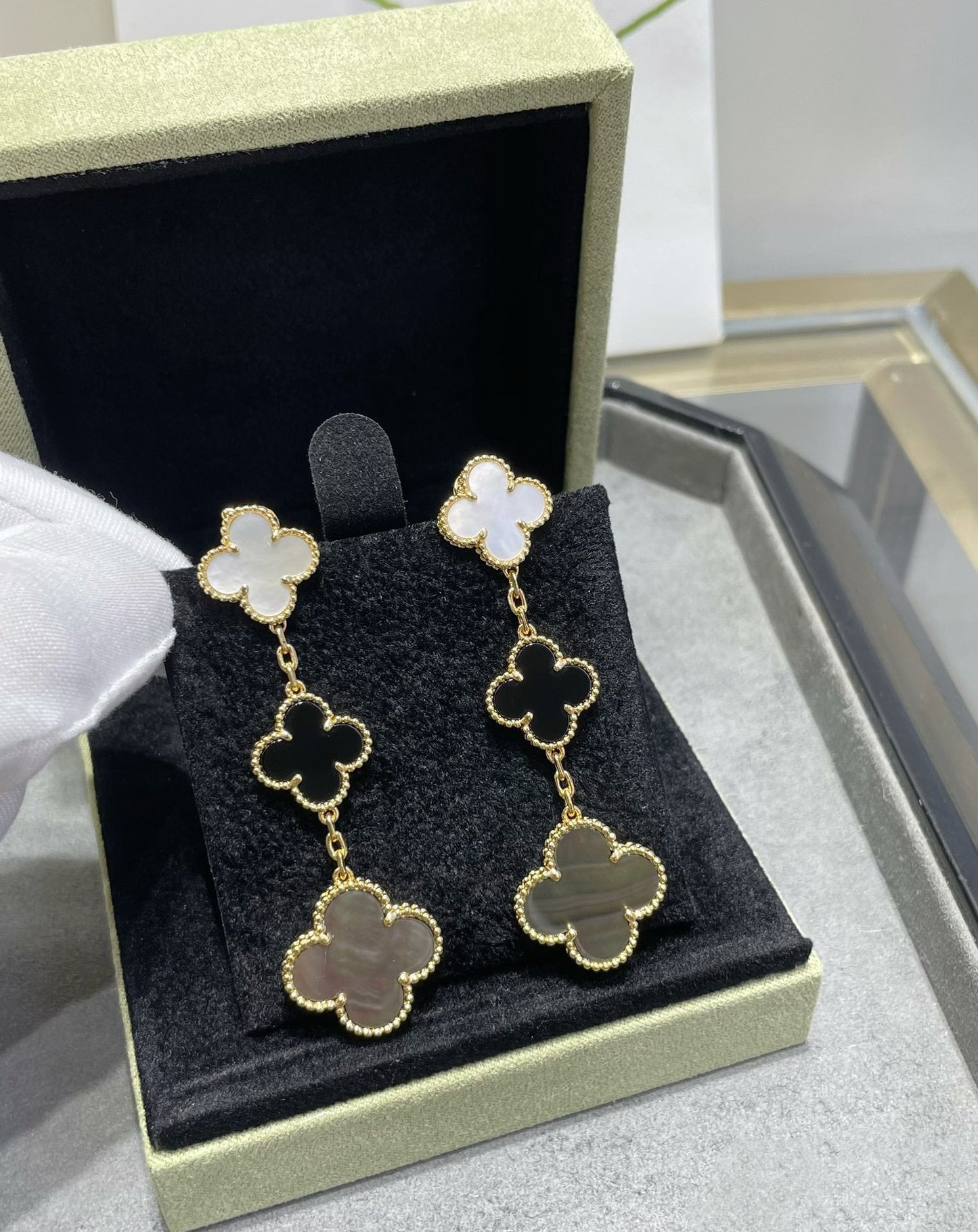 [Spark]CLOVER 3 MOTIF MOP ONYX DARK MOP PINK GOLD EARRINGS