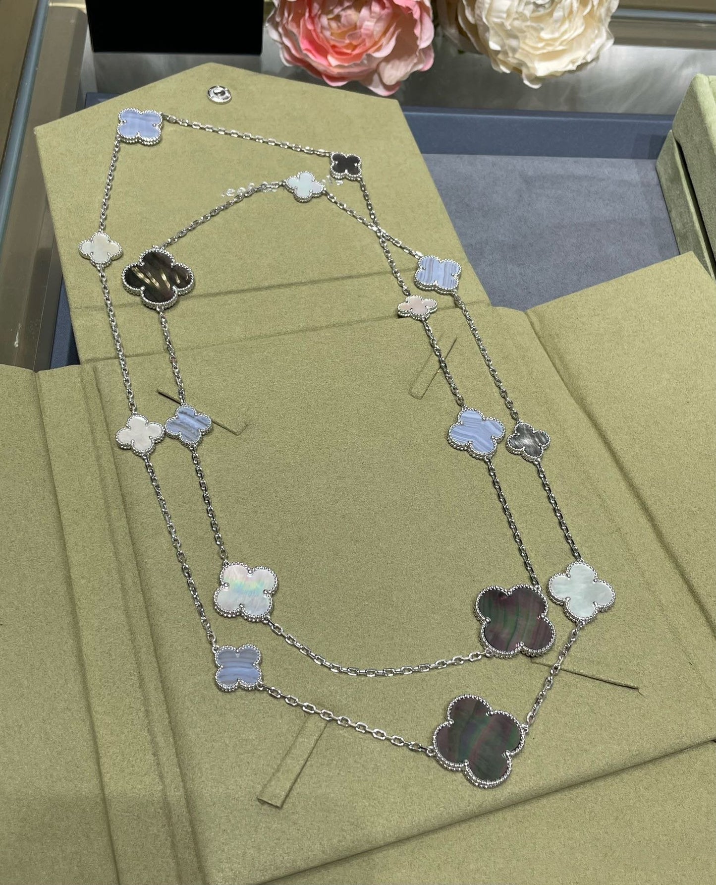 [Spark]CLOVER 16 MOTIF CHALCEDONY MOP SILVER NECKLACE