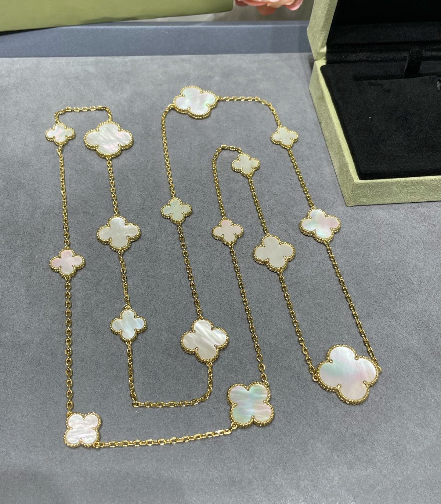 [Spark]CLOVER 16 MOTIF WHITE MOP GOLD NECKLACE