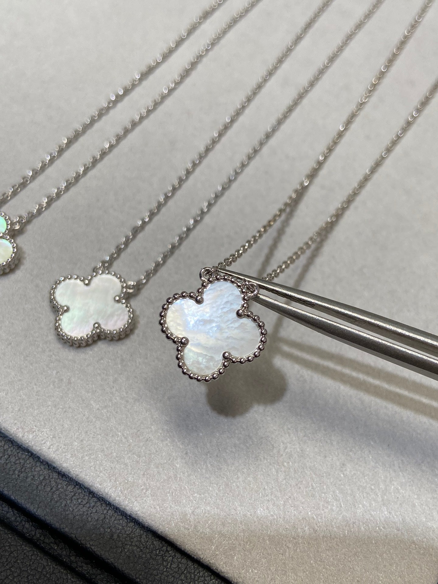 [Spark]CLOVER MEDIUM SILVER WHITE MOP NECKLACE