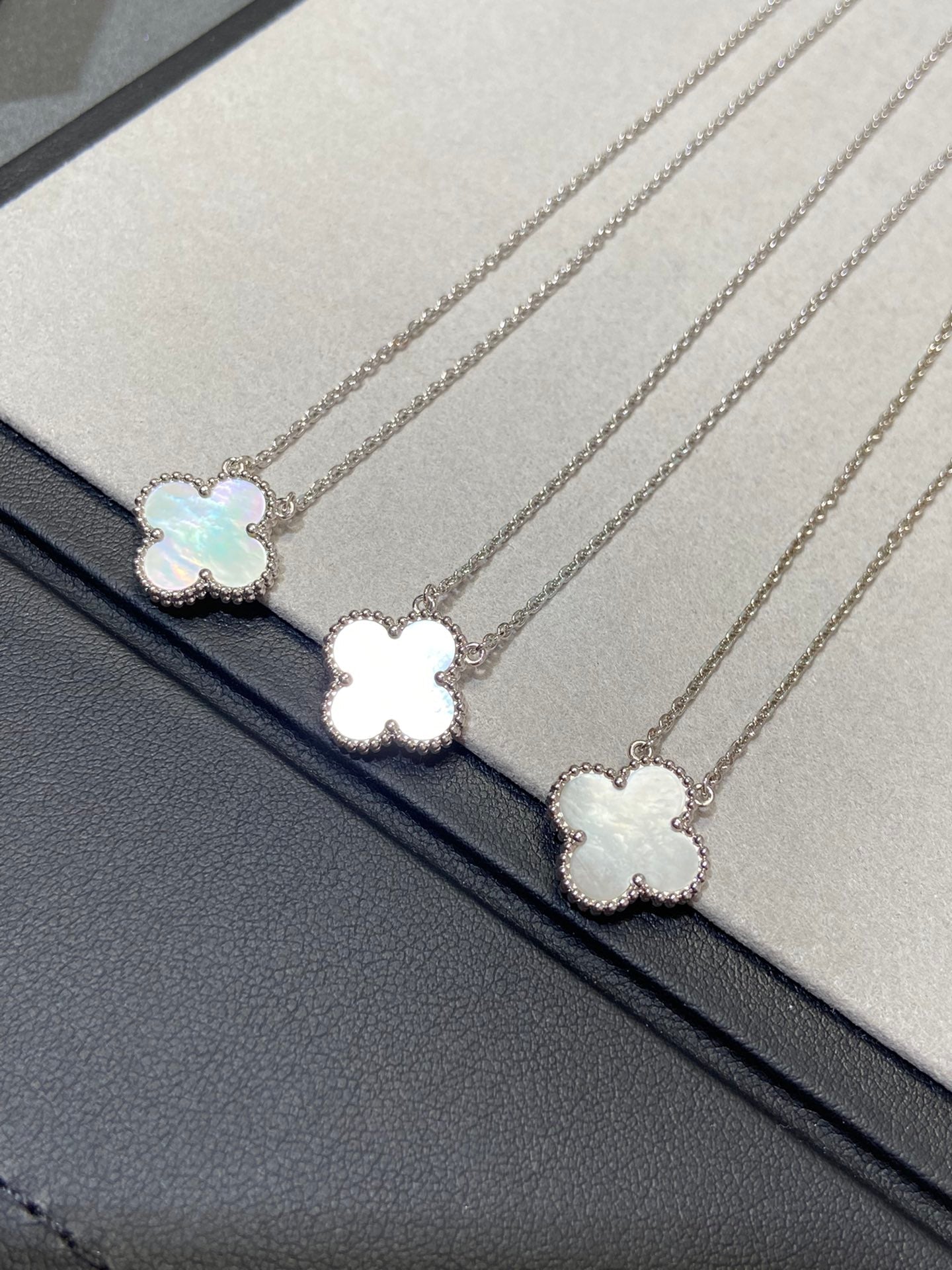 [Spark]CLOVER MEDIUM SILVER WHITE MOP NECKLACE