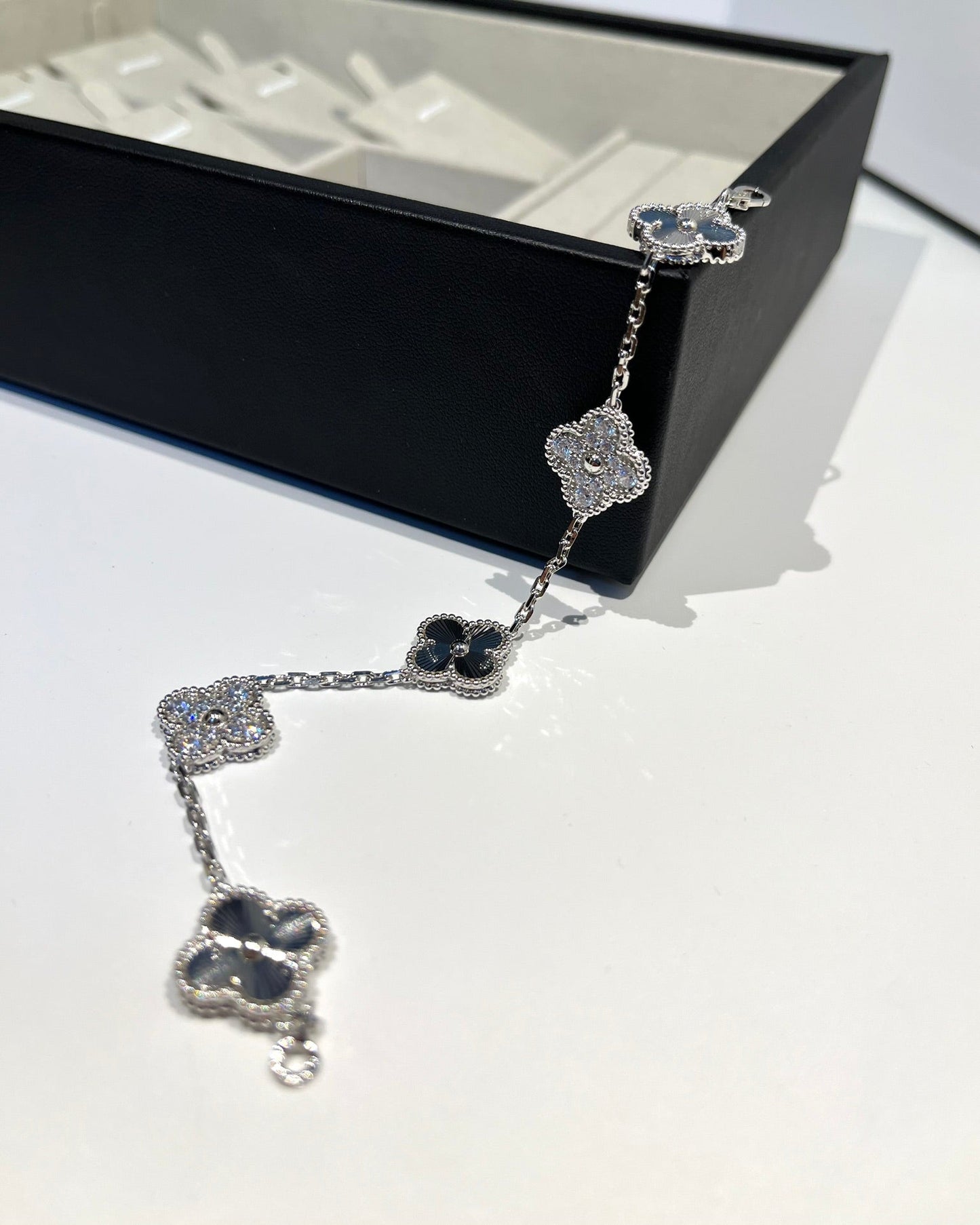 [Spark] CLOVER 5 MOTIF LASER BRACELET COLLECTION