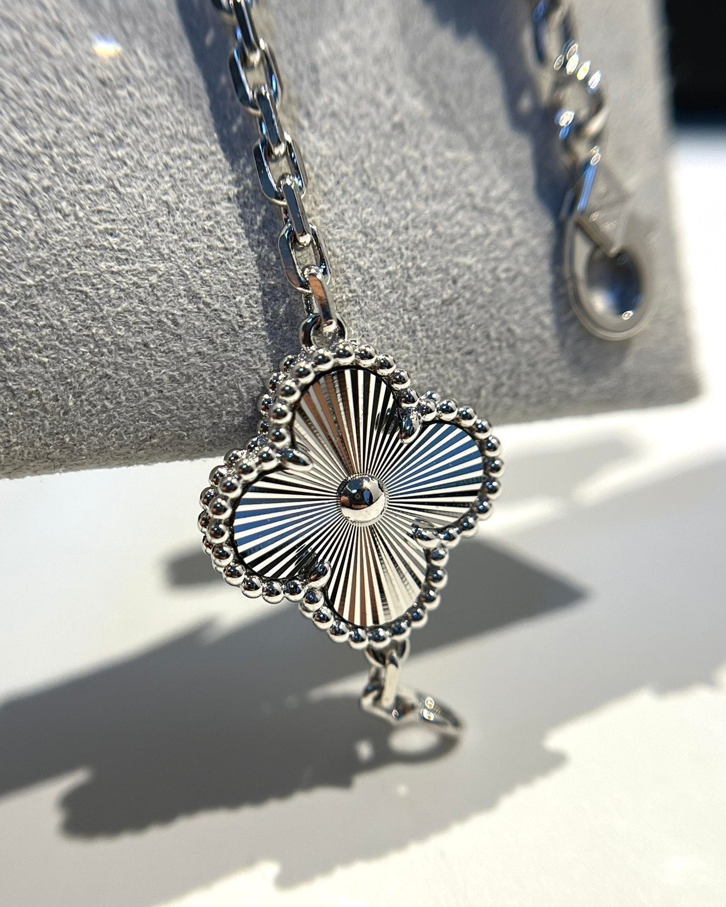 [Spark] CLOVER 5 MOTIF LASER BRACELET COLLECTION