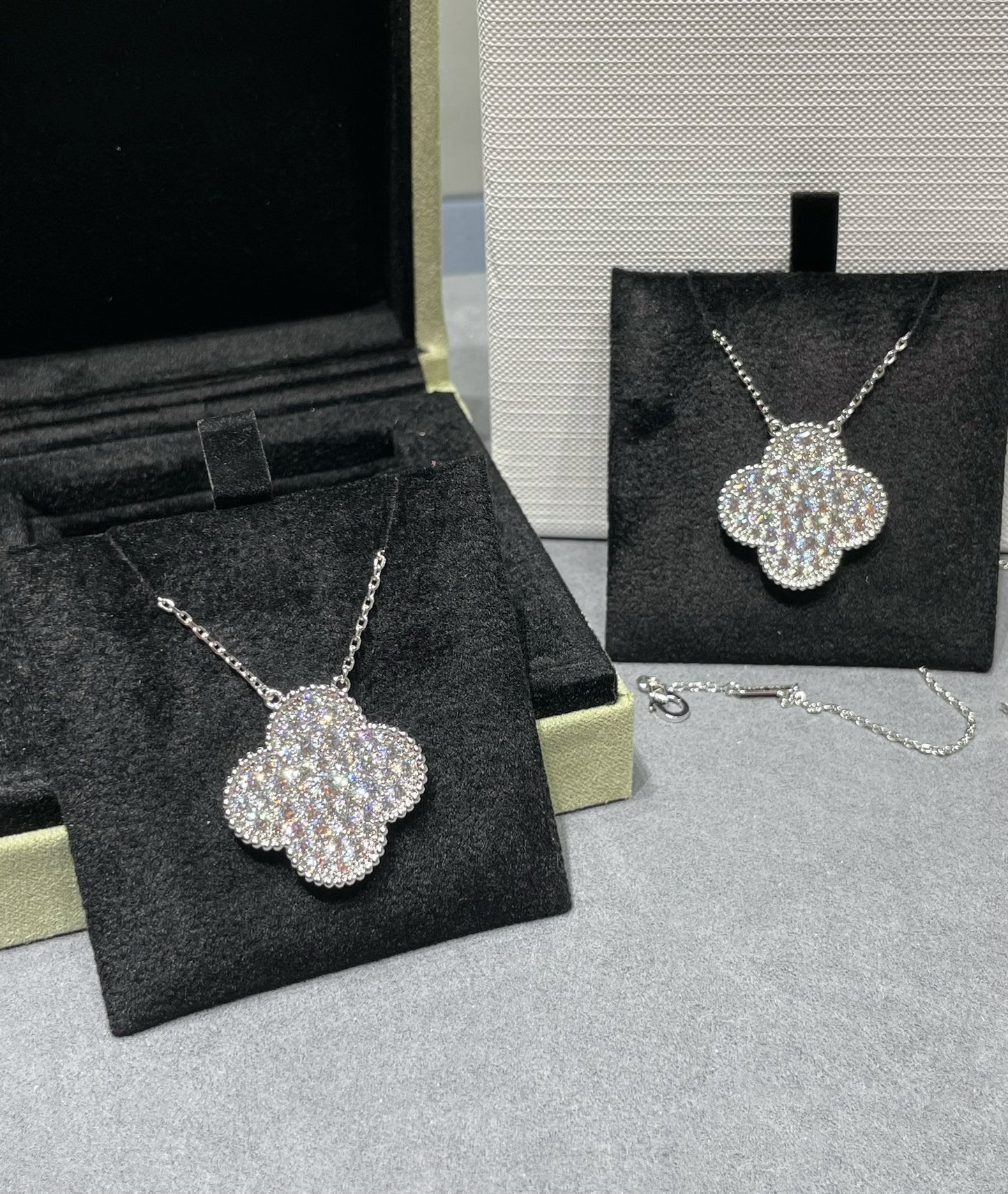 [Spark]CLOVER 25MM LARGE PENDANT DIAMOND PAVED SILVER NECKLACE