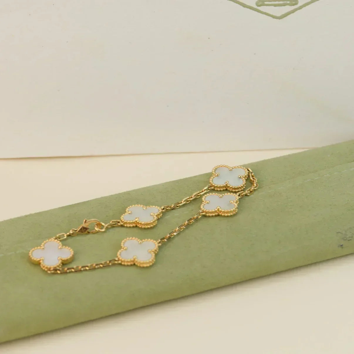 [Spark]CLOVER WHITE PEARL MOP 5 MOTIF BRACELET COLLECTION