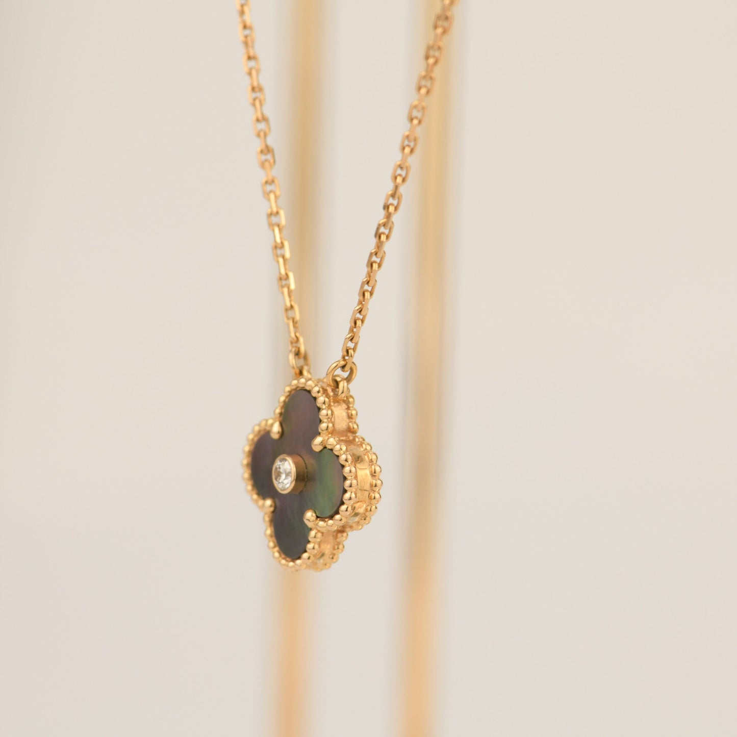 [Spark]CLOVER 15MM DIAMOND AND MOTHER-OF-GREY NECKLACE