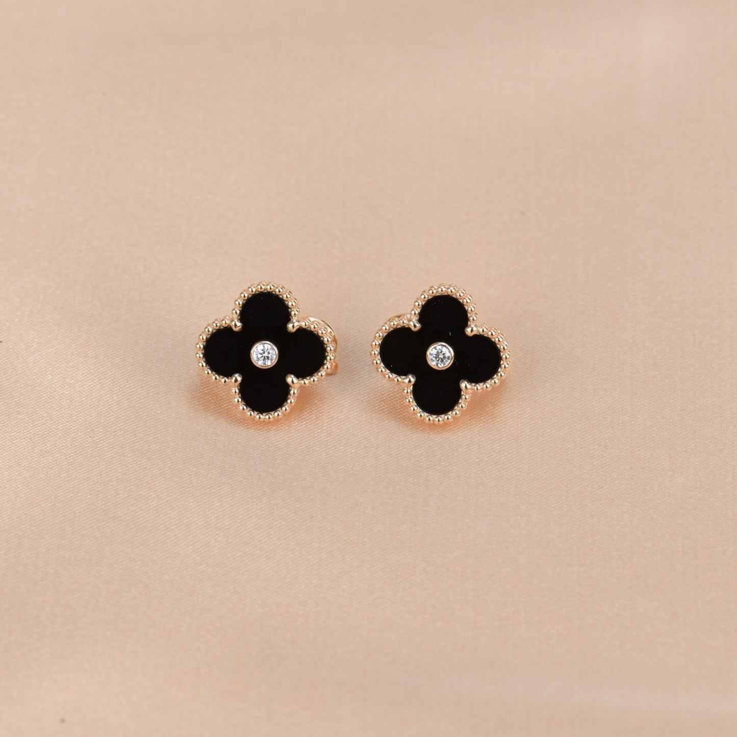 [Spark]CLOVER MEDIUM 1 MOTIFS ONYX DIAMOND EARRINGS