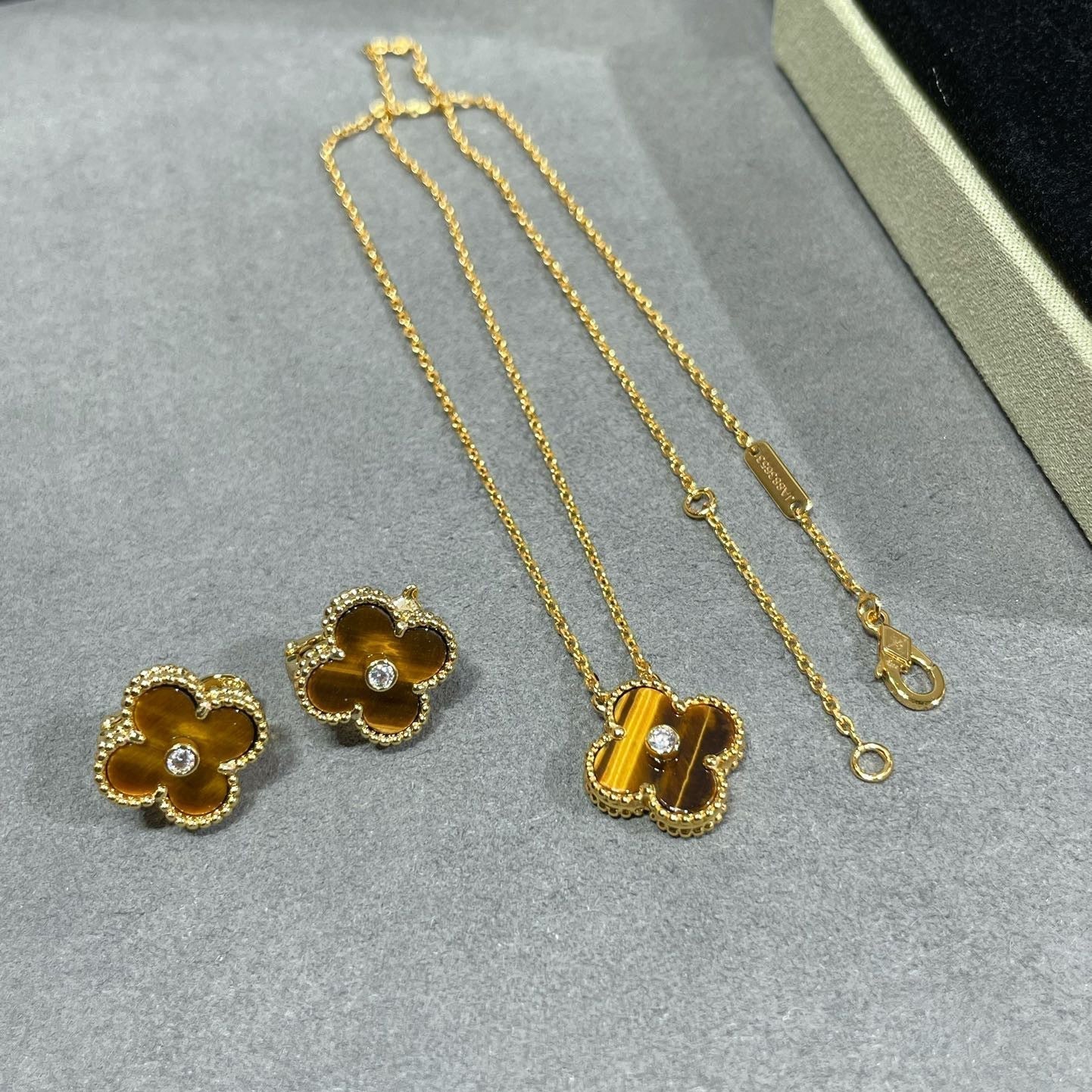 [Spark]CLOVER 15MM DIAMOND AND YELLOW TIGER'S EYE AGATE necklace