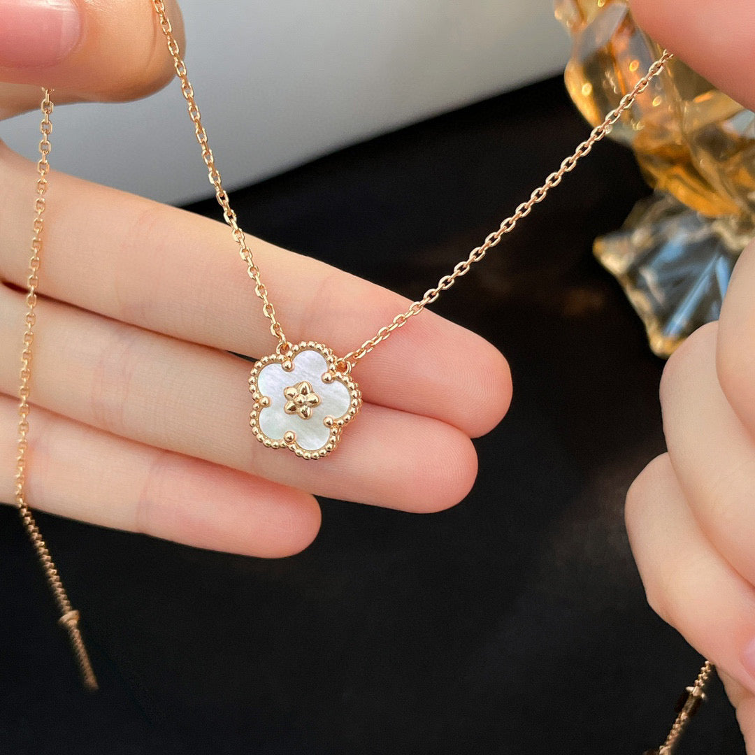 [Spark]LUCKY  WHITE MOP  PLUM BLOSSOM NECKLACE