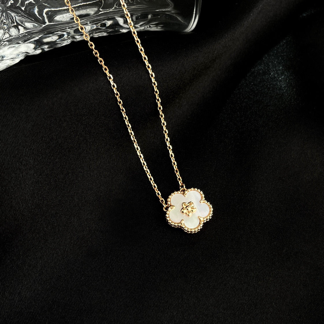 [Spark]LUCKY  WHITE MOP  PLUM BLOSSOM NECKLACE