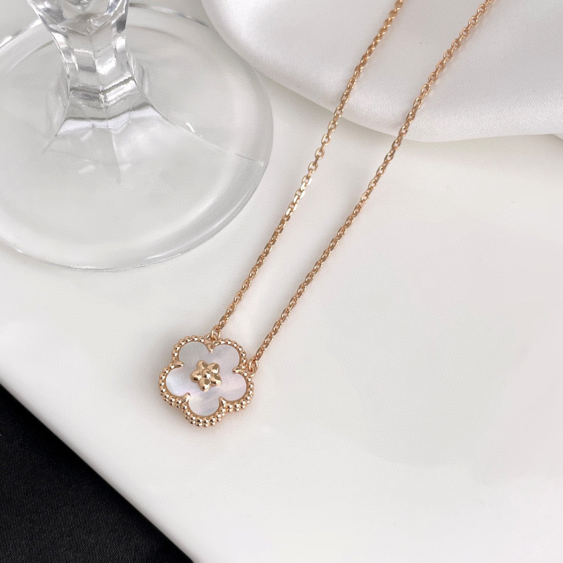 [Spark]LUCKY  WHITE MOP  PLUM BLOSSOM NECKLACE