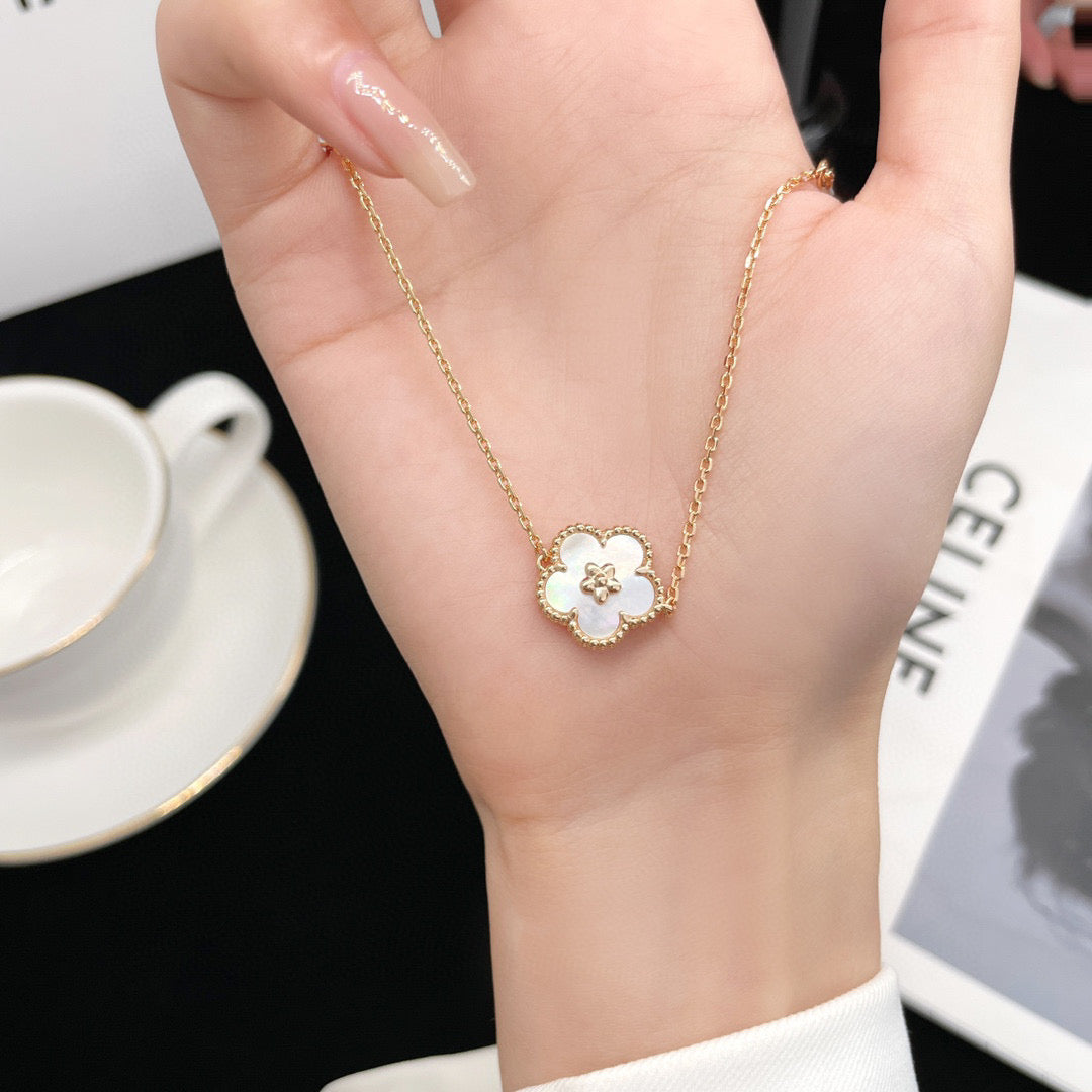 [Spark]LUCKY WHITE MOP PLUM BLOSSOM  BRACELET