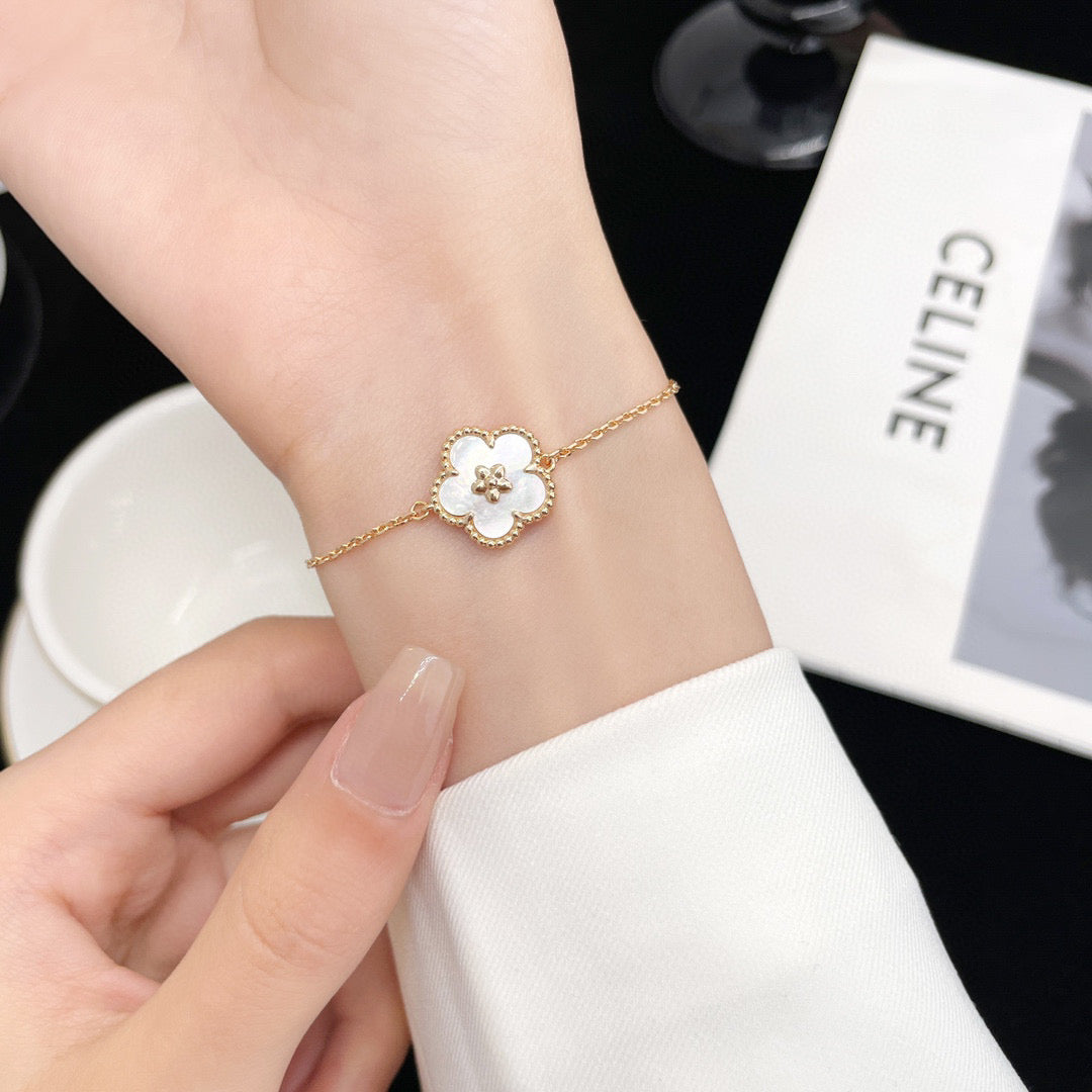 [Spark]LUCKY WHITE MOP PLUM BLOSSOM  BRACELET