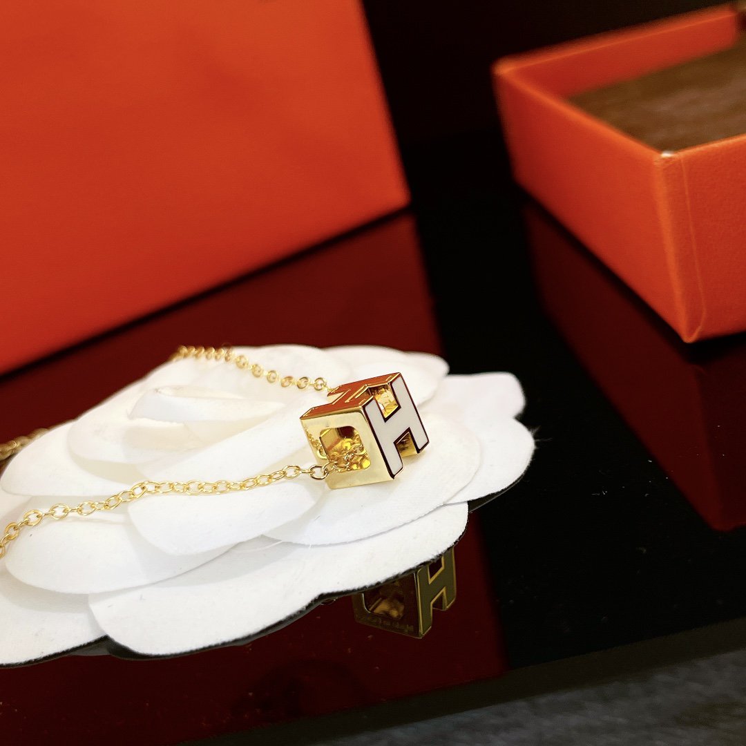 [Spark]H WHITE SQUARE GOLD NECKLACE