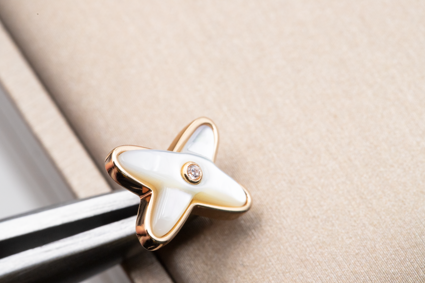 [Spark]JEUX DE WHITE MOP Spark GOLD DIAMOND EARRINGS