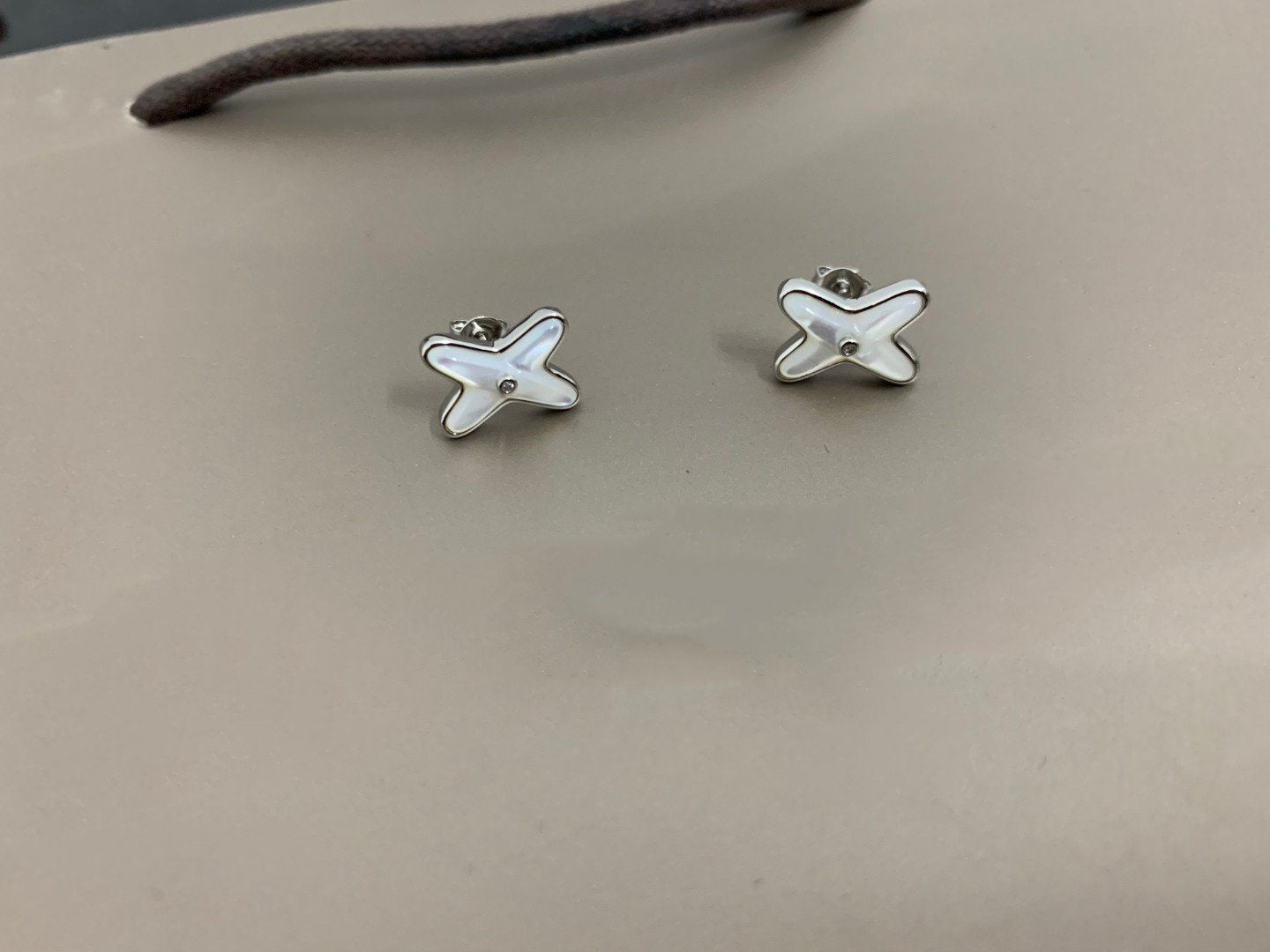 [Spark]JEUX DE WHITE MOP SILVER DIAMOND EARRINGS