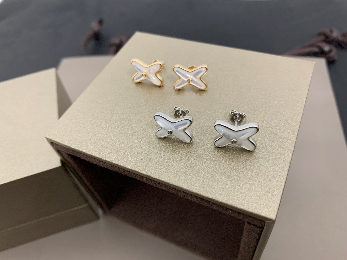 [Spark]JEUX DE WHITE MOP SILVER DIAMOND EARRINGS