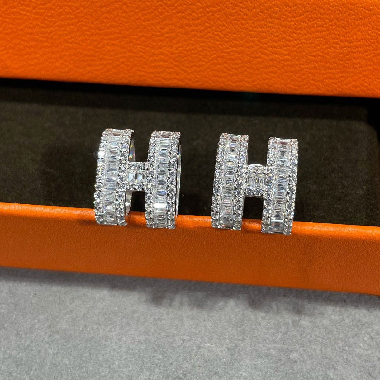 [Spark]H STUD EARRINGS WITH SILVER DIAMONDS