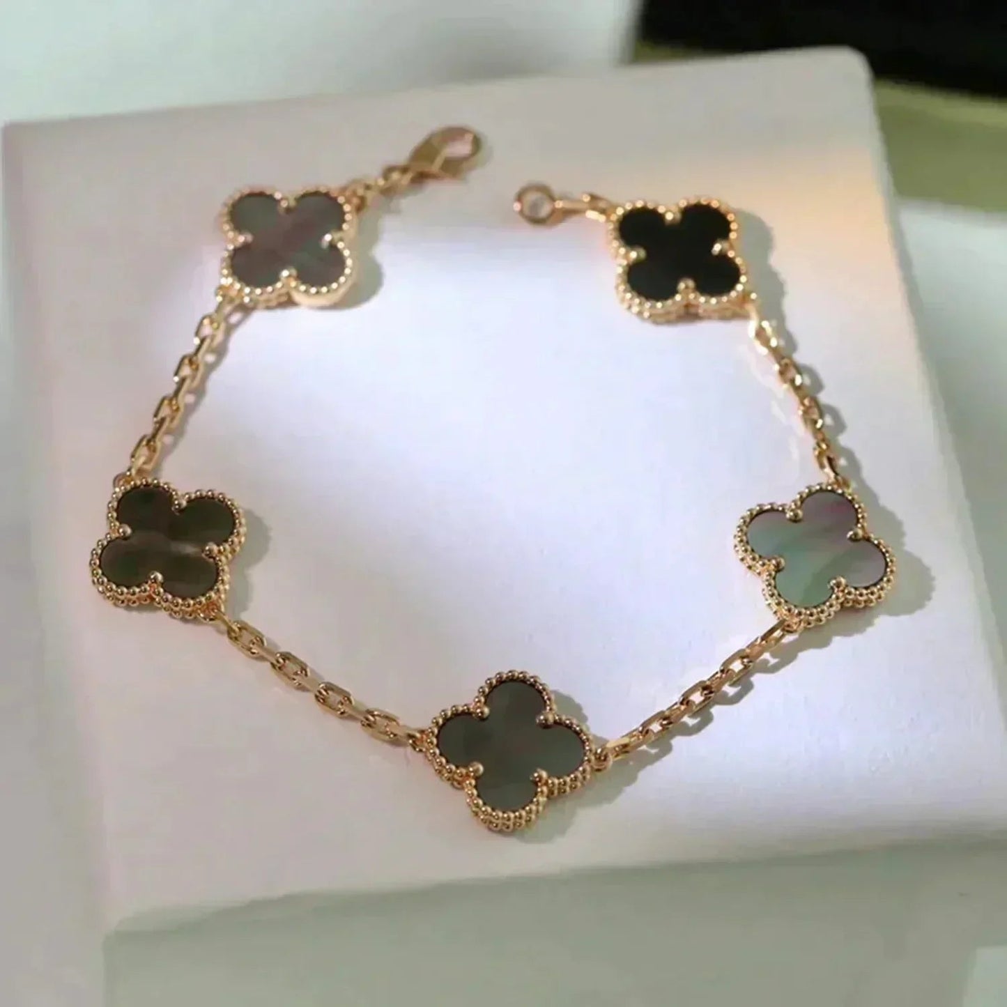 [Spark] CLOVER 5 MOTIF GRAY MOP BRACELET COLLECTION