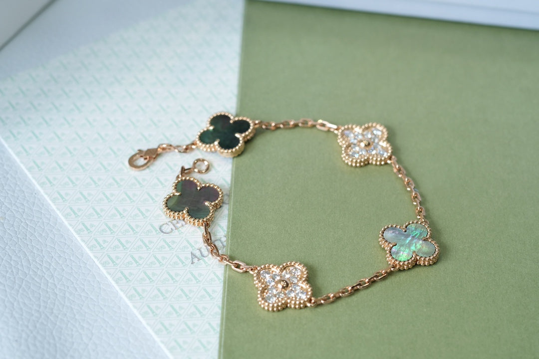 [Spark] CLOVER 5 MOTIF GRAY MOP BRACELET COLLECTION