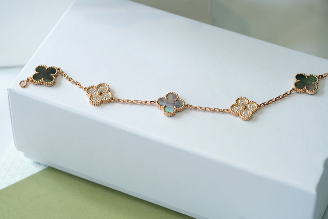 [Spark] CLOVER 5 MOTIF GRAY MOP BRACELET COLLECTION