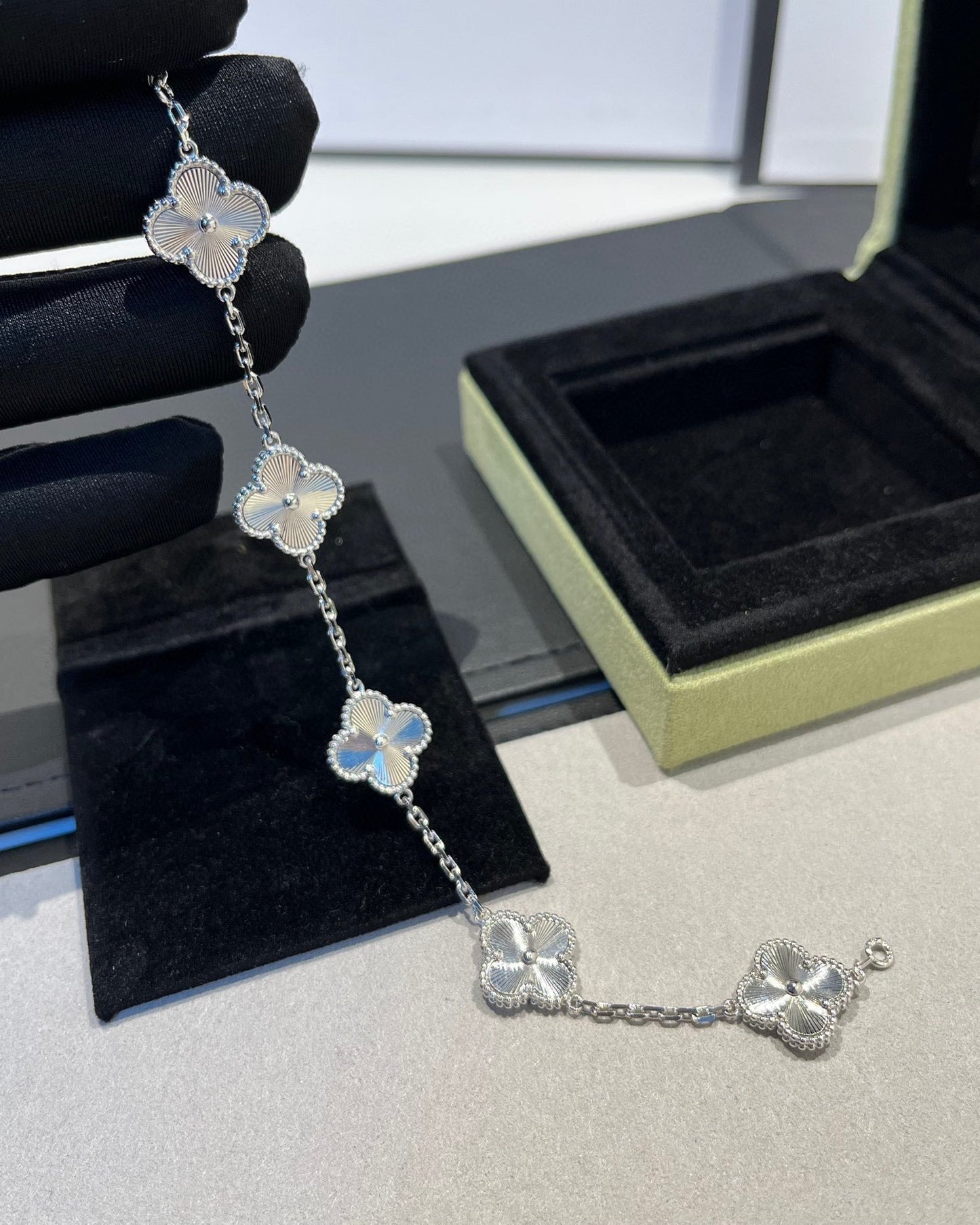 [Spark] CLOVER 5 MOTIF LASER BRACELET COLLECTION