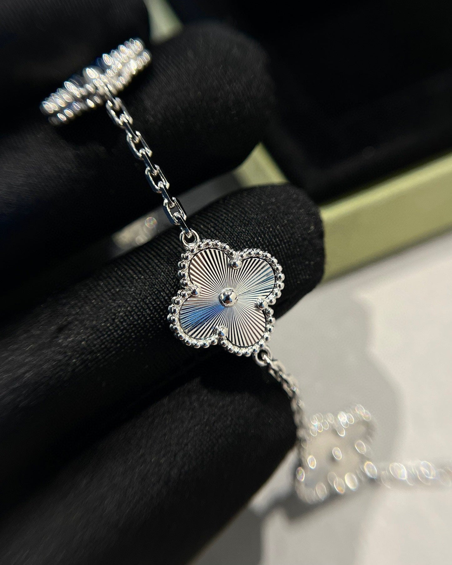 [Spark] CLOVER 5 MOTIF LASER BRACELET COLLECTION